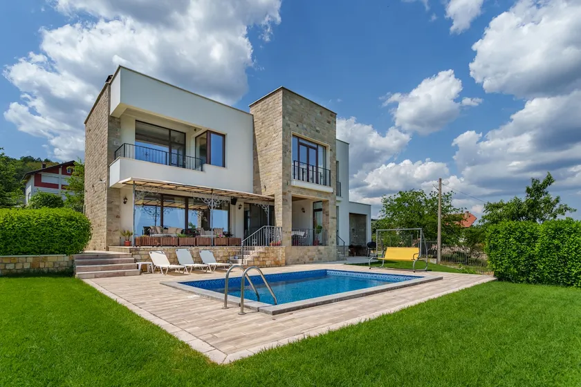 Luxury private villa with 4 BDR, pool and sea view - Image 1