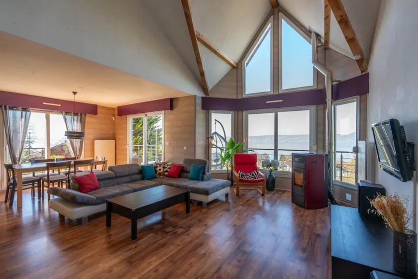 Spacious vacation home villa with fantastic lake views - Image 1