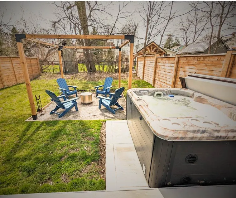 Cobalt Hideaway| Hot Tub |Walk to beach | Bonfire - Image 1