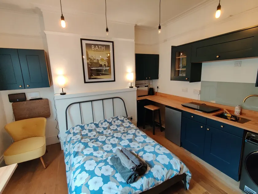 Studio in central Bath with Free Parking - Image 1