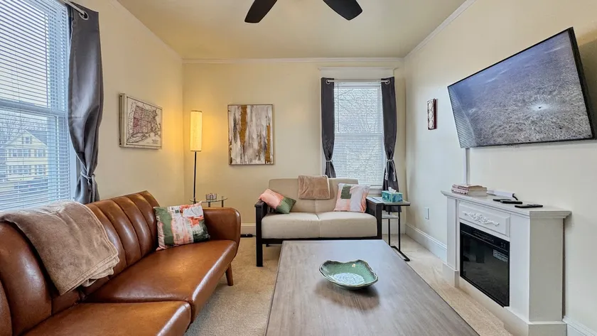 Cozy Apartment Near Wesleyan and Town Center - Image 1