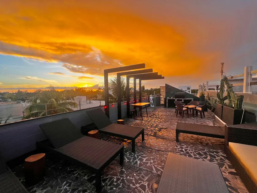 Beachside Oasis!! Spacious Condo - 1/2 block from the Beach- with Garden & Roof - Image 1