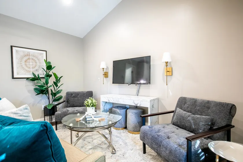 The Bee, Cozy 1BR Studio by Velvet Ditch Villas - Image 1