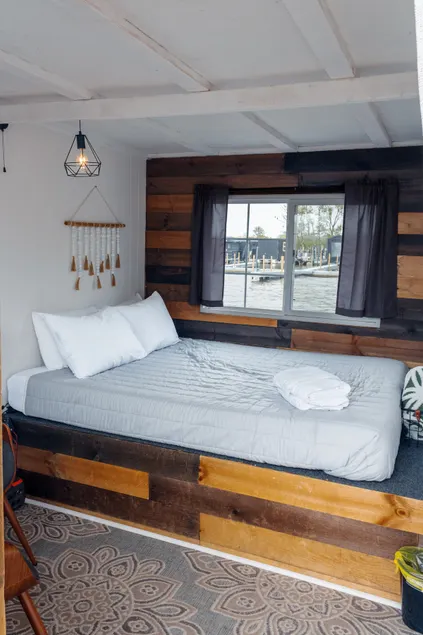 Midnight Retreat Houseboat @ SōLSTAY Marina - Image 1