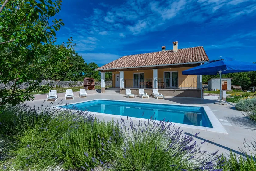 Private pool villa in a 1900 sqm garden - Image 1