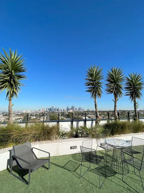 Pool, Gym, Hot Tub Spa - Modern Apt w/ fab Rooftop - Image 1