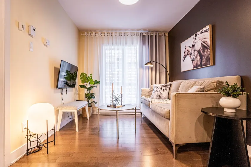 Divine Bright Apt w/Parking, Gym, nr DT & Airport - Image 1