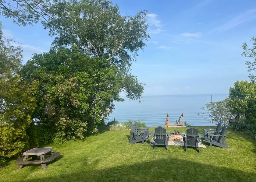 Chalet Bleu- Lakefront (water access), fire pit - Image 1