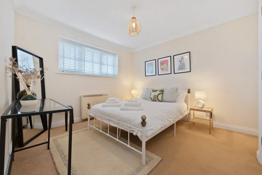 Central, stylish short term let. - Image 1