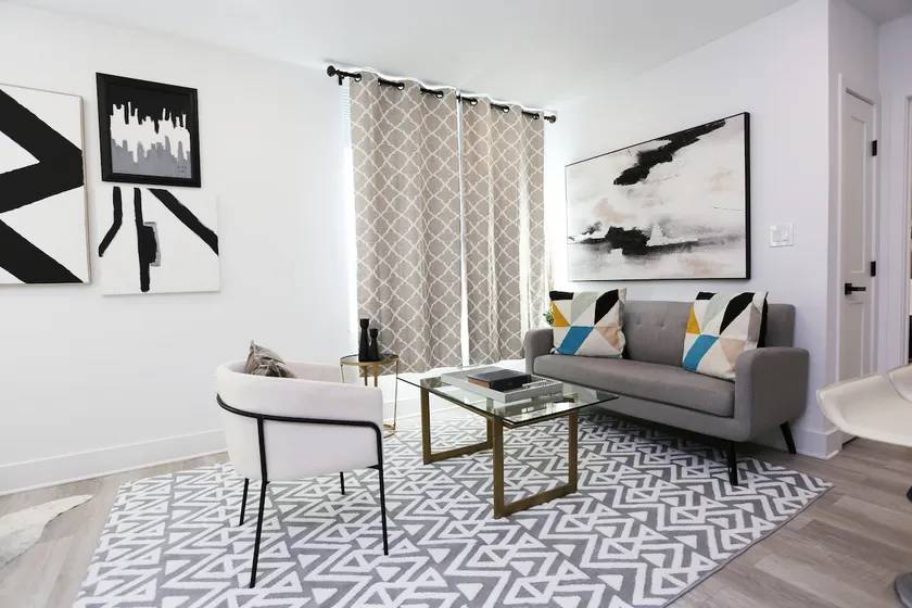 Brookland Stylish Unit with Stunning Skyline Views - Image 1