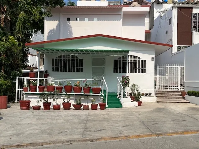 Acapulco-style bungalow - Image 1
