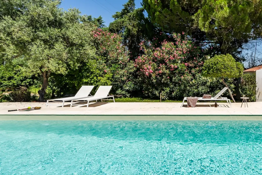Relax in Style - Prime Spot with Garden & Natural Pool - Image 1