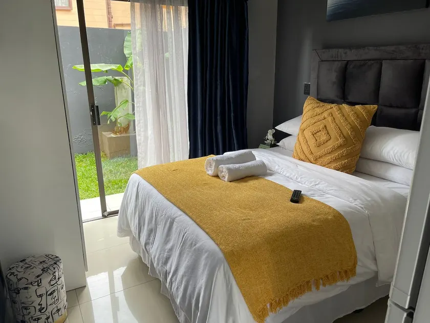 Secure modern studio Fast Wifi+Netflix Central Dbn - Image 1
