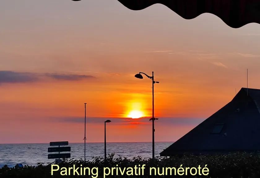 Garden with sea view and numbered private parking - Image 1