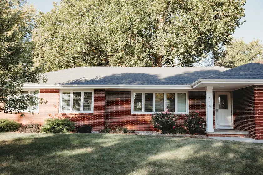 Entire brick ranch in Ankeny three queen beds - Image 1
