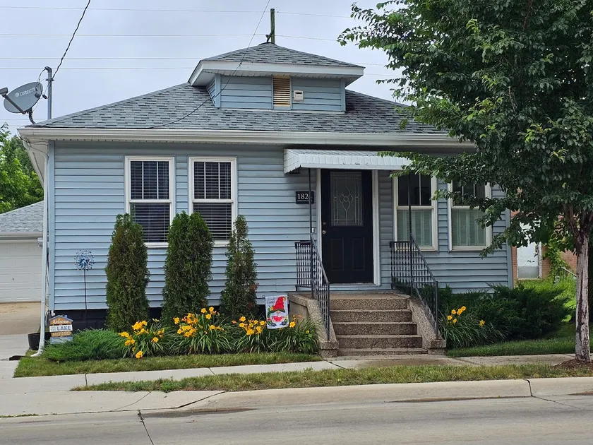 Beautifully updated, near beach, fenced,no pet fee - Image 1