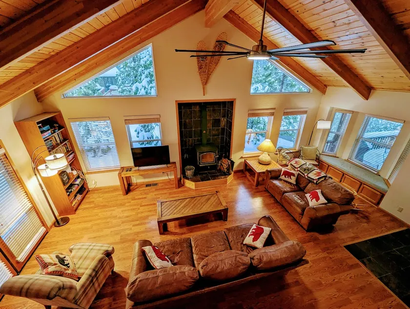 Nest in the woods with fireplace and EV charger - Image 1