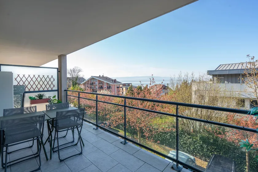 ”Le Champagne” 2 bedrooms with parking and balcony with lake view - Image 1