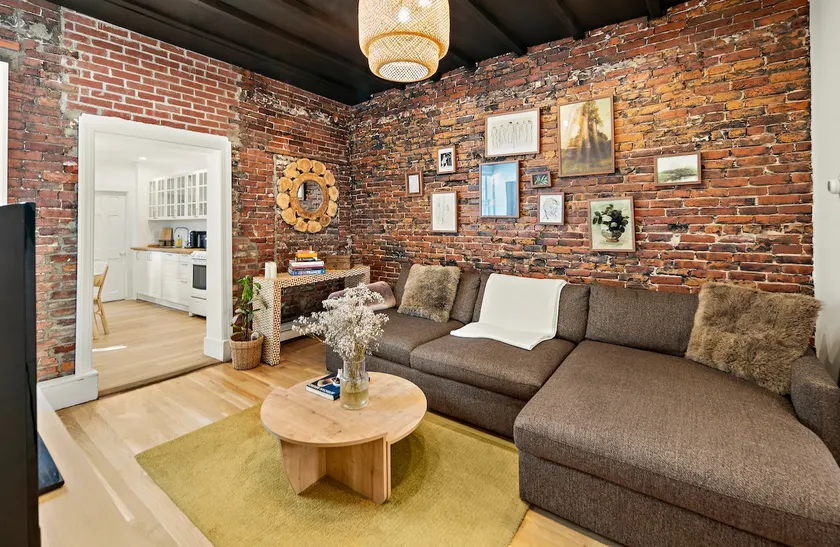Quiet brownstone close to city - Image 1