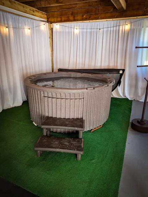 Rustic & Renovated Hot Tub/Game Room Sleeps 8ppl - Image 1