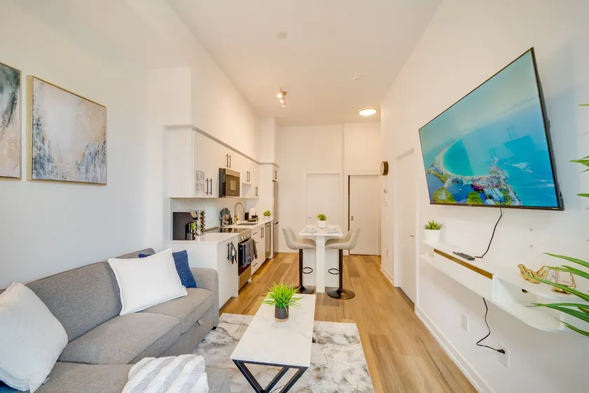 Modern and Cozy in Central KW with Gym - Image 1