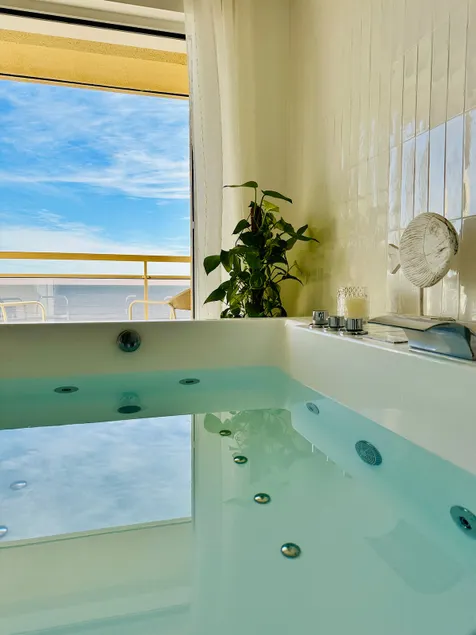 Romantic seaview Suite with spa at Canet - Image 1