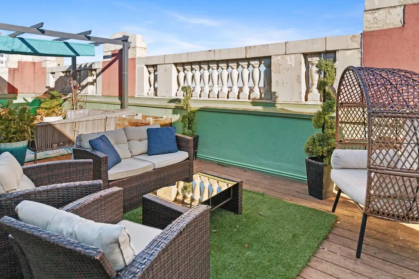 Downtown Penthouse Loft with Roof Patio and free parking - Image 1