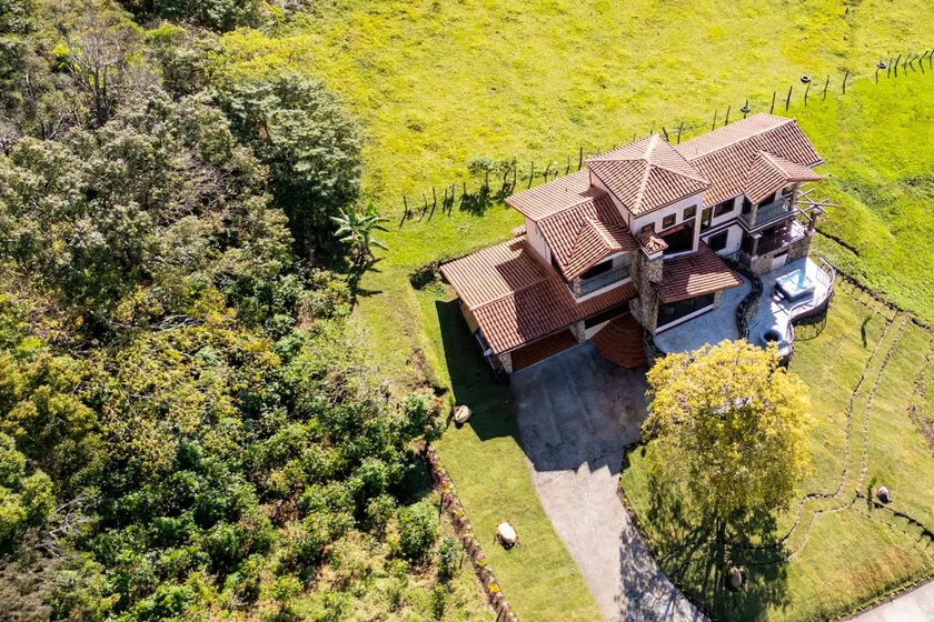 House in Boquete w/ King Beds, A/C & Hot Tub - Image 1