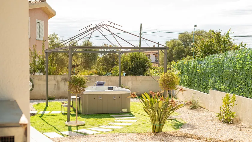 [Garden with Jacuzzi and BBQ] Beach 255 meters away - Image 1
