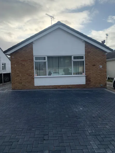 Large 2 bed bungalow & beach access & castle views - Image 1