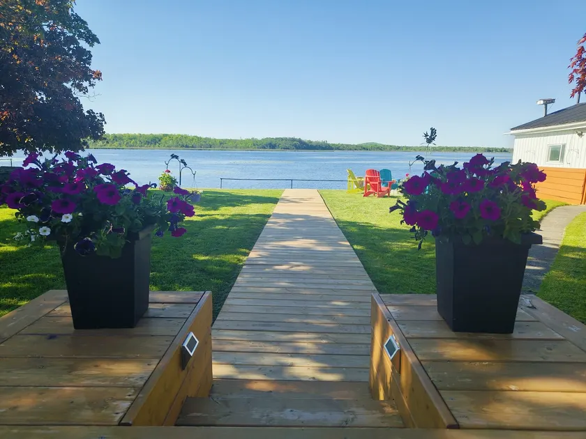 Waterfront Cottage with Panoramic Lake View and Great Privacy - Image 1