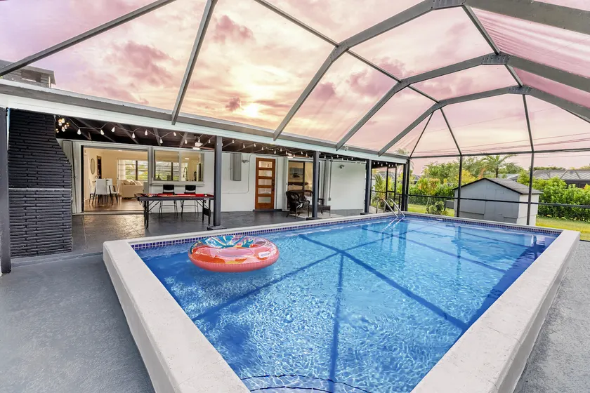 Kid & Pet Friendly Pool Oasis | 15 min Zoo Miami - Image 1