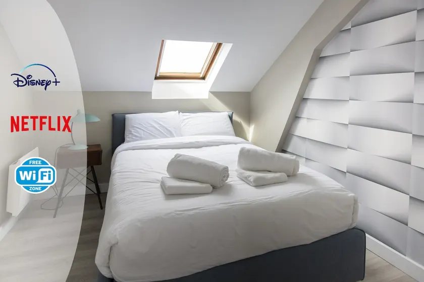 Modern apartment in city center in Poissy - Image 1