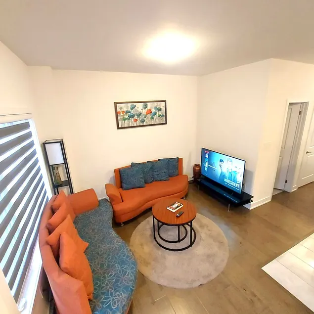 Modern 4 Bedroom Townhouse in Barrie South - Image 1