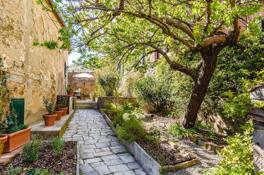 2BR Tuscan apt with garden and patio- quiet stay - Image 1