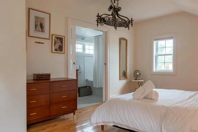 Elegant Elora Home with Stylish Décor - Image 1
