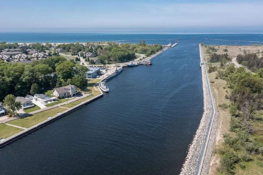Muskegon Channel Surf Shack  Rare Waterfront Access Near Beach - Image 1