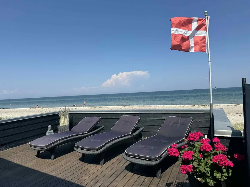 Beach houses with unique sea views - Image 1