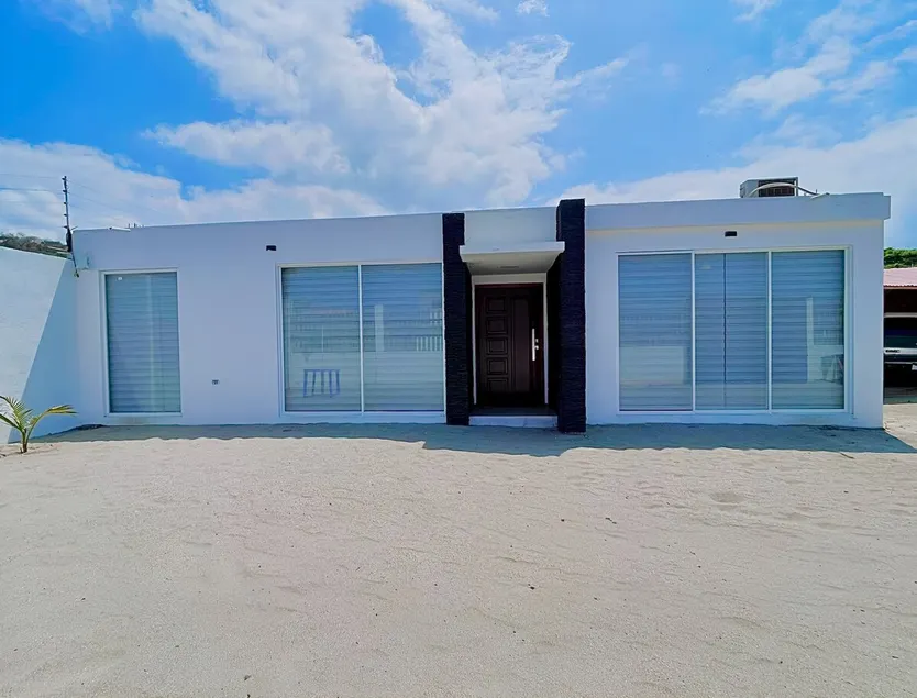 Spacious Beach House - Image 1