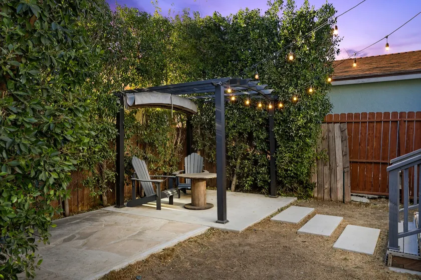 Modern 3BR Home | LA Valley | Free Parking - Image 1