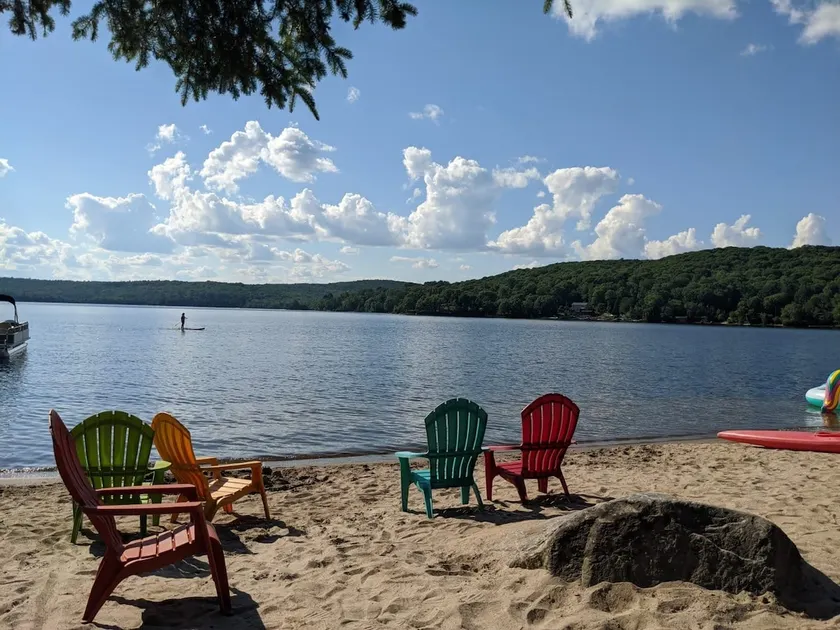 Lakefront cabin. Private beach. Kayaks. Huge deck. - Image 1