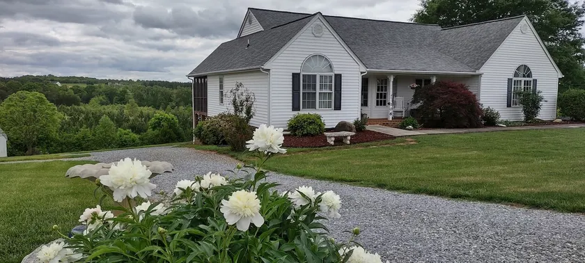 Full Terrace Apt. near LU, ”Green Acres in Goode” - Image 1