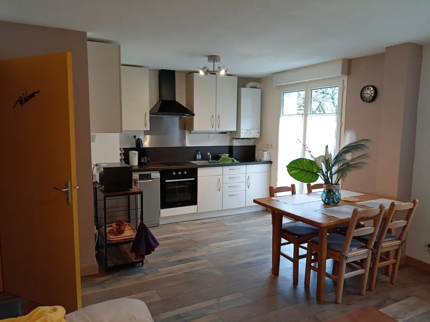 Beautiful apartment with terrace and free parking - Image 1