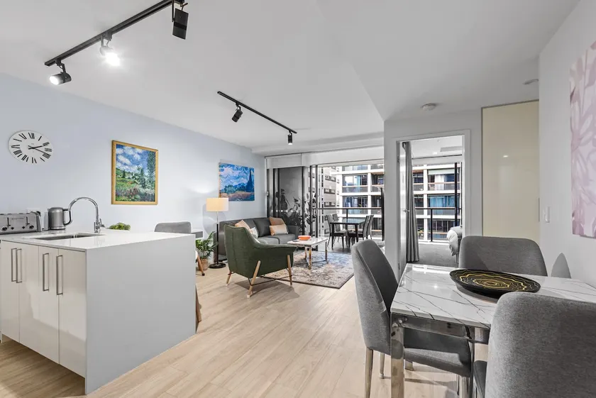 South Bank Living! ~ 1Bed, 1Bath, 1Car, Balcony - Image 1