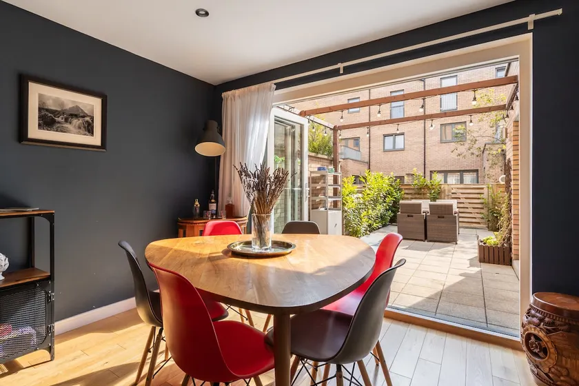 Central 3-Bed Townhouse - Garden & Free Parking - Image 1