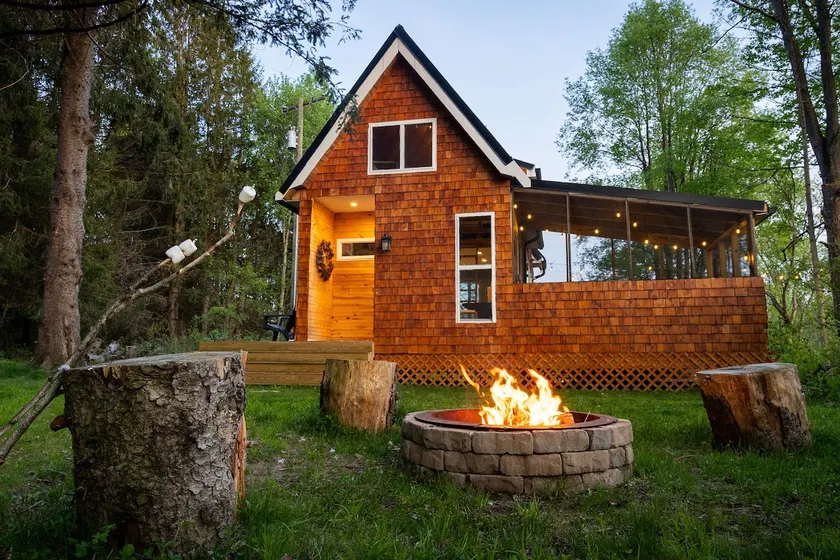 Hot tub under the stars at cozy cabin in the FLX - Image 1