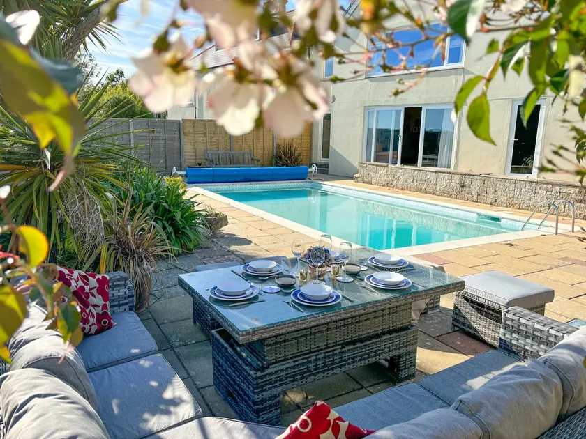 East Creek - hot tub, pool, dog friendly, right on the beach in Ringstead - Image 1