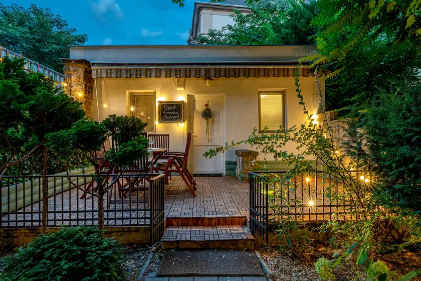 Secluded House in Center w/ AC, Garden & Garage - Image 1