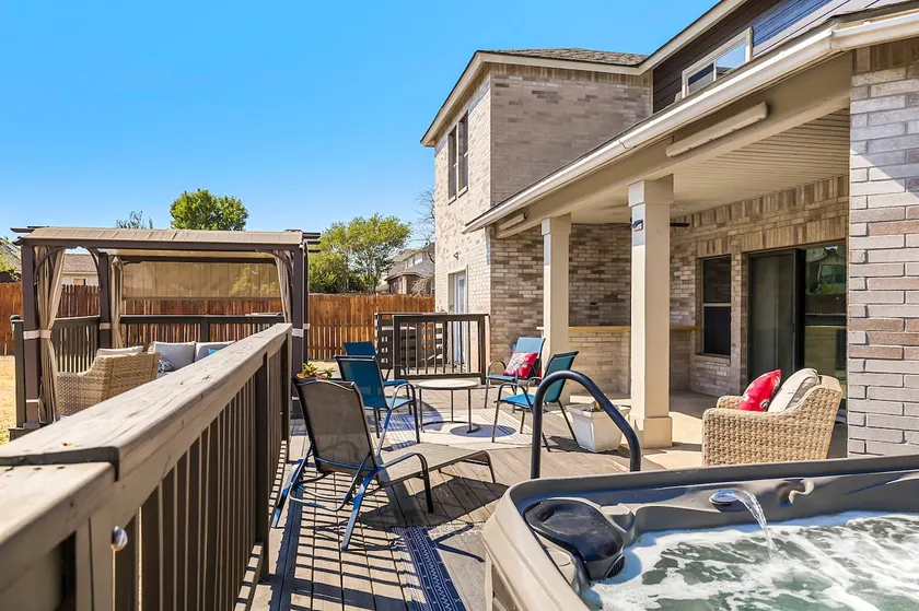 9 Bed ~ Hot Tub ~ Luxury Suite ~ Huge Patio Deck - Image 1