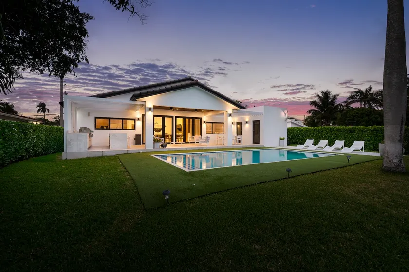 Modern Ultra Luxury Waterfront Pad Near the Beach - Image 1